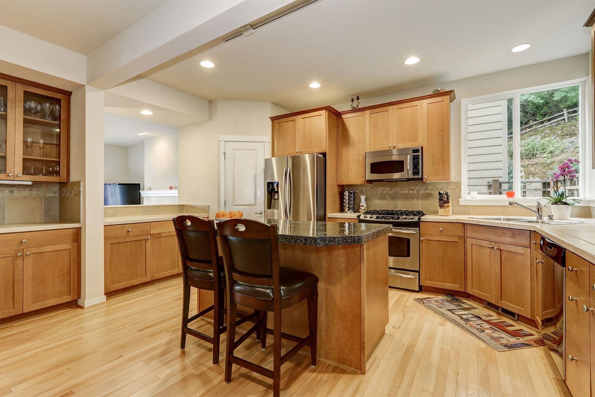 imgi_90_cabinet_refacing_gallery_2_547n0ai8kjob05r9ajs1zk-1920x1279.jpg